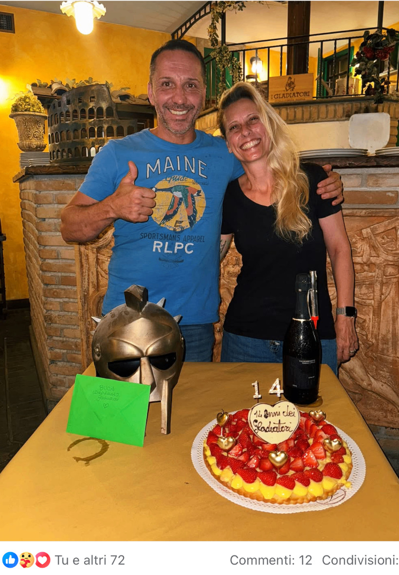 La famiglia de I Gladiatori festeggia l'anniversario del ristorante